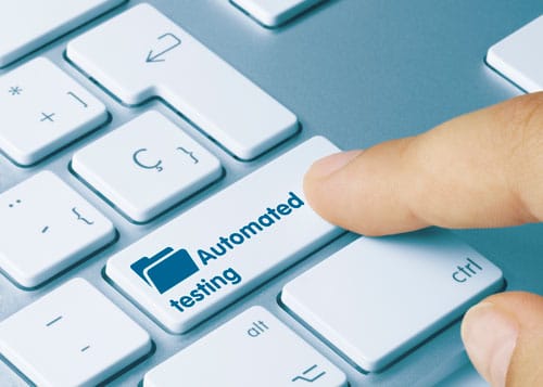 Finger drückt auf Tastatur Taste mit der Aufschrift Automated Testing.