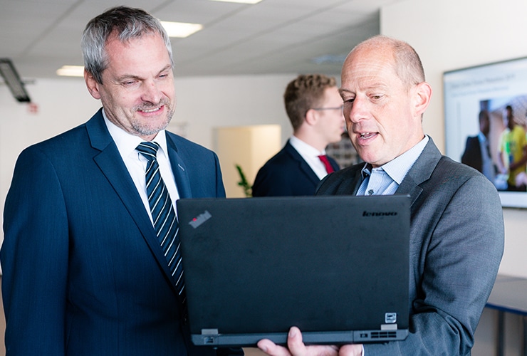 ITQ Professionals 2 Männer schauen in ein Notebook