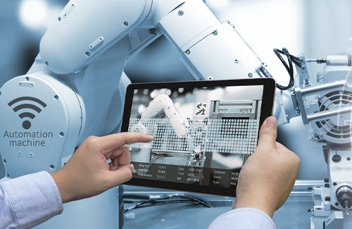 automatisierte-loesungen-mit-roboter Hand tippt auf Screen und steuert automatisierten Roboter