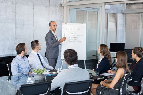 entwicklung-benchmark-analyse Team diskutiert Benchmark