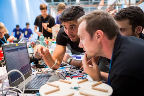 Menschen tüfteln bei einem Makeathon