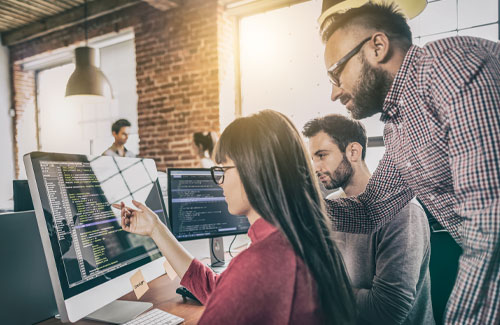 programmierung-und-coding-technologie Personen vor Bildschirmen programmieren