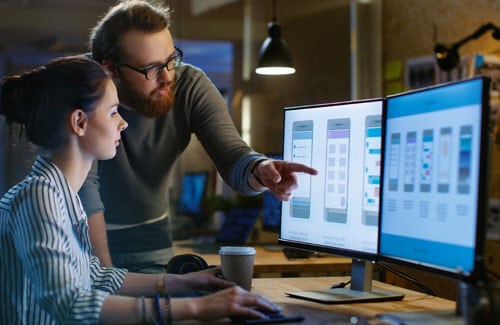 software-ux-design-ingenieure 2 Entwickler vorm Bildschirm