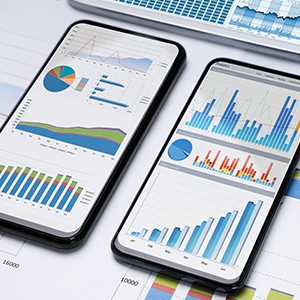 Zwei Handys zeigen Benchmark Statistik