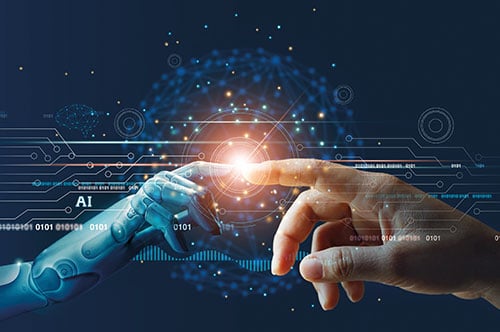Innovation-Management-Methoden Roboterfinger und Menschenhand berühren sich
