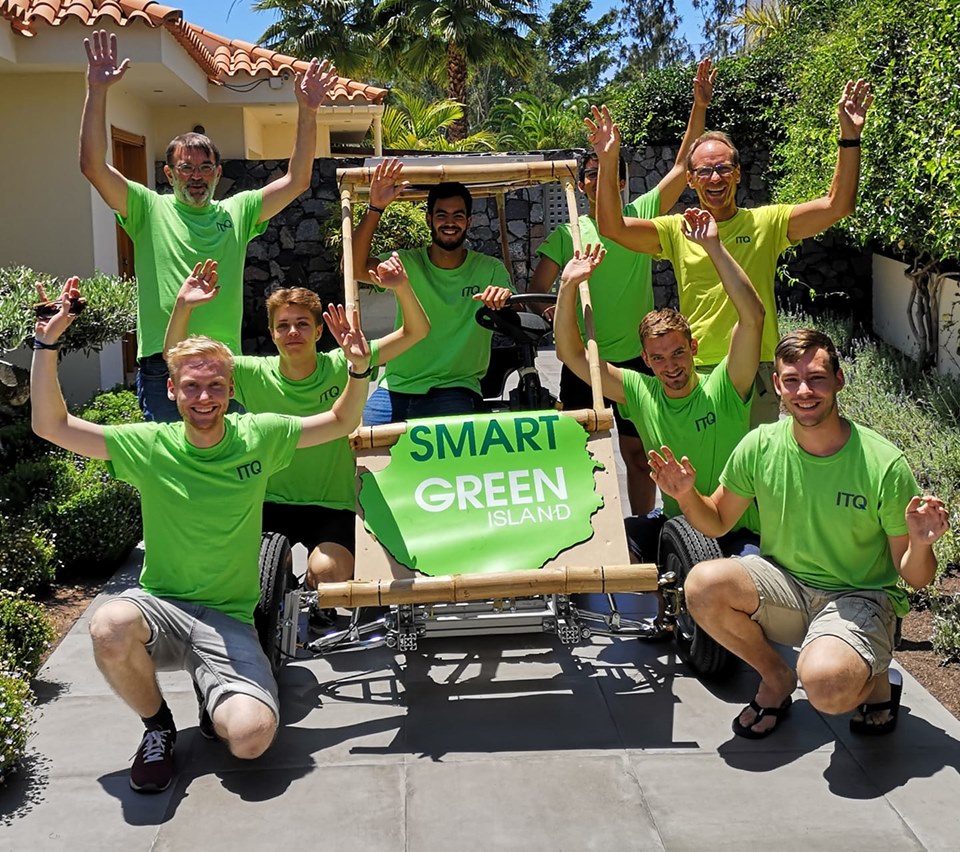 Acht Teilnehmer des Island Projekts Bamboo Solar Car vor dem Auto. 