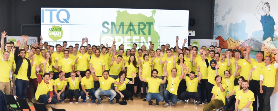 Jubelnde Teilnehmer des Smart Green Island Makeathons 2017.