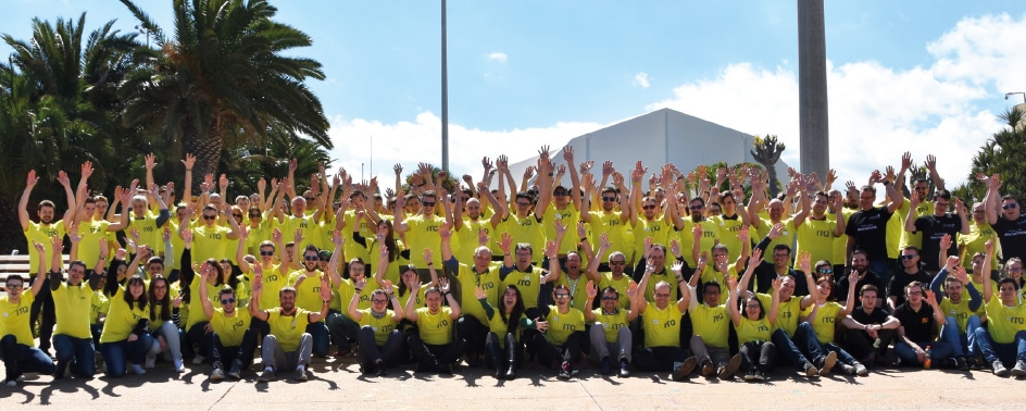 smart-green-island-2018 Jubelnde Teilnehmer des Smart Green Island Makeathons 2019.